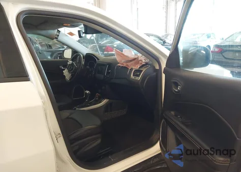 2019 Jeep Compass Latitude 4X4 z USA, uszkodzony, nr VIN 3C4NJDBB4KT809807